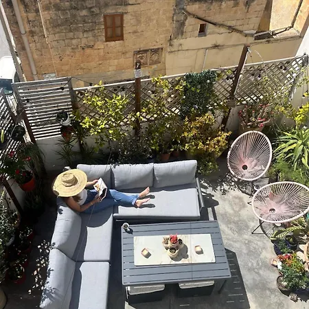 Sunlit Hideaway With Penthouse Charm *