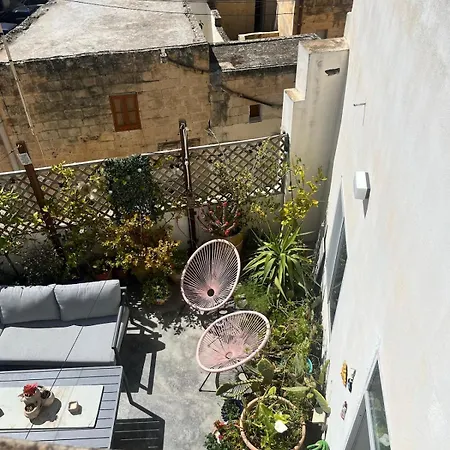 Sunlit Hideaway With Penthouse Charm Birkirkara