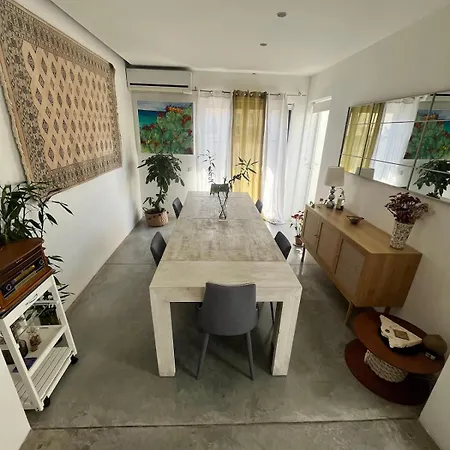 Sunlit Hideaway With Penthouse Charm *